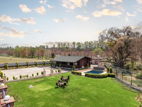 Property building, Communal lounge/ TV room, Spring, Day, Natural landscape, Garden, Evening entertainment, Garden view, Pool view, Swimming pool, sunbed
