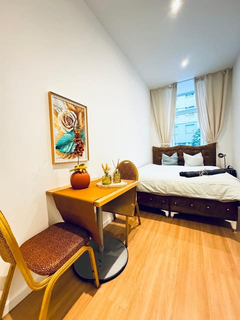 Bed, Seating area, Bedroom