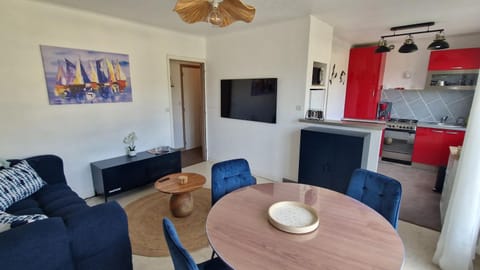 Communal lounge/ TV room, TV and multimedia, Living room, Dining area