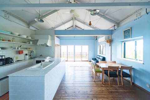 Coffee/tea facilities, Kitchen or kitchenette, Living room, Dining area