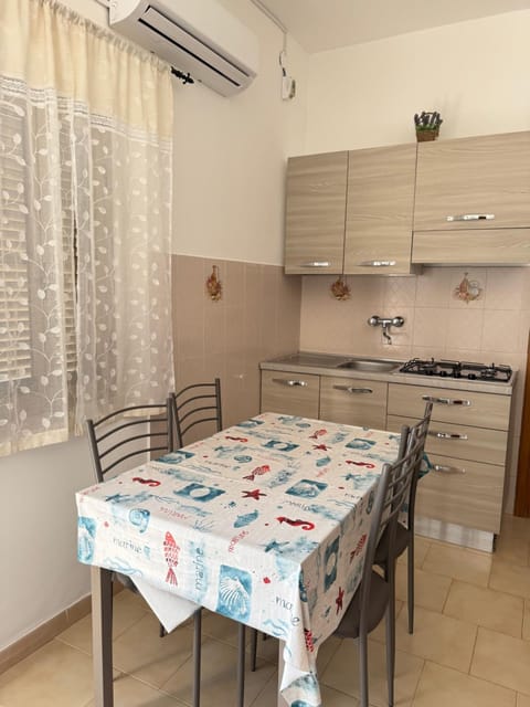 Kitchen or kitchenette, Dining area, air conditioner