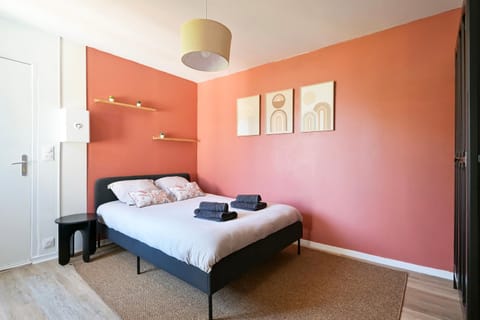 Bed, Photo of the whole room, Bedroom, towels