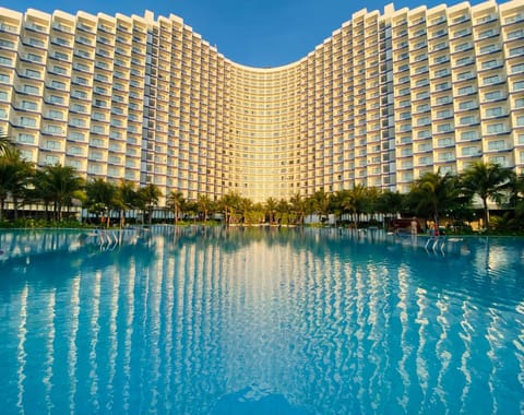 Property building, Day, Pool view, Swimming pool