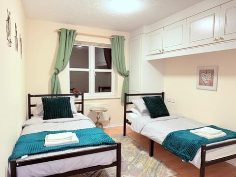 Bed, Photo of the whole room, Bedroom, towels