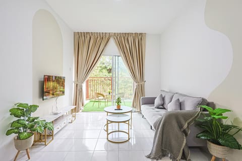 Property building, Communal lounge/ TV room, Bed, Garden, TV and multimedia, Living room, Photo of the whole room, Seating area, Evening entertainment