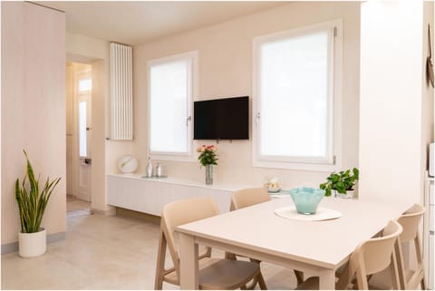 TV and multimedia, Living room, Seating area, Dining area