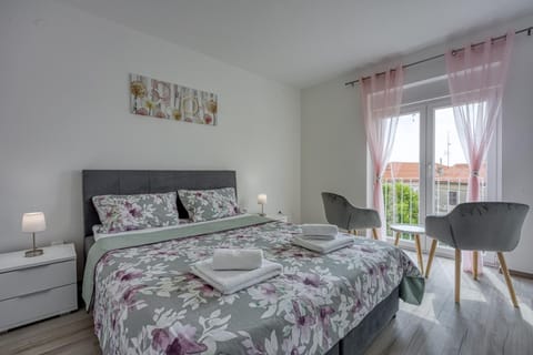 Bedroom, towels