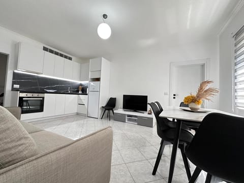 TV and multimedia, Kitchen or kitchenette, Living room, Seating area, Dining area, oven