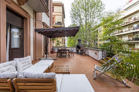 Property building, Balcony/Terrace, Dining area, sunbed