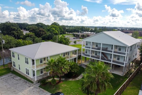 Property building, Natural landscape, Bird's eye view, Garden, Balcony/Terrace, Parking
