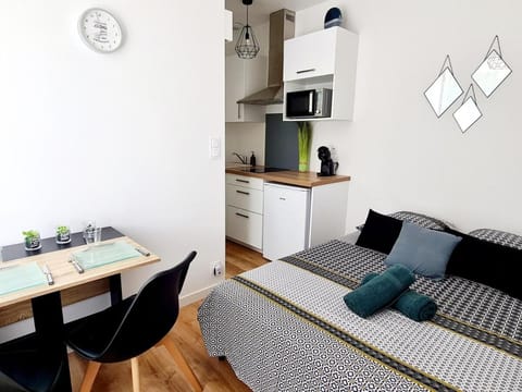 Kitchen or kitchenette, Photo of the whole room, Dining area