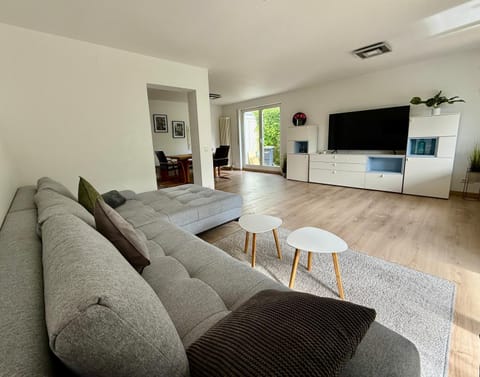 Communal lounge/ TV room, TV and multimedia, Living room, Seating area, Dining area, Evening entertainment, Food