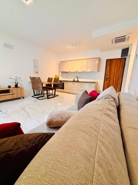 Kitchen or kitchenette, Living room, Seating area, Dining area, air conditioner