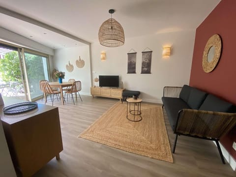 Le charme de Sanary Portissol à 100 m de la plage, Jardin, garage, climatisation... Apartment in Sanary-sur-Mer