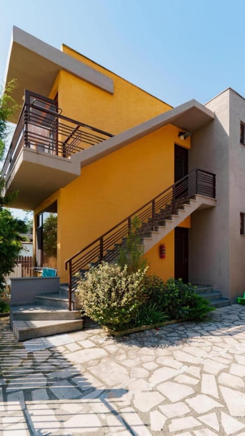 Property building, Day, Balcony/Terrace