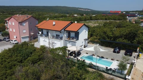 Property building, Day, Bird's eye view, Pool view, Swimming pool, Location, Parking