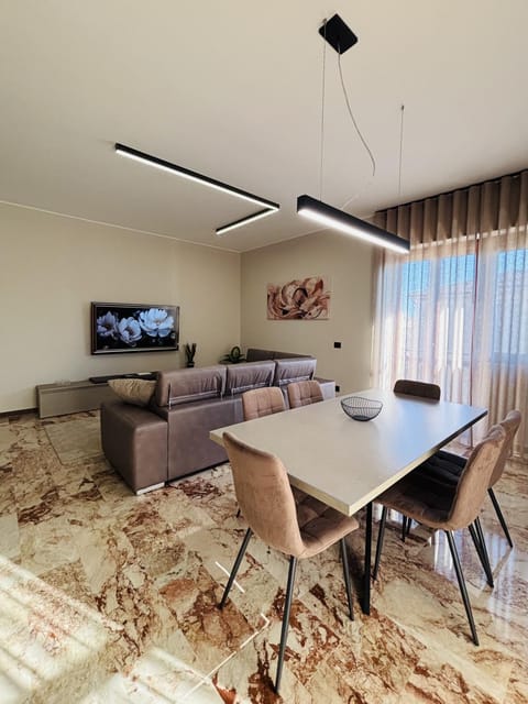 TV and multimedia, Living room, Seating area, Dining area, Evening entertainment