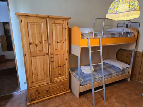 Bedroom, bunk bed