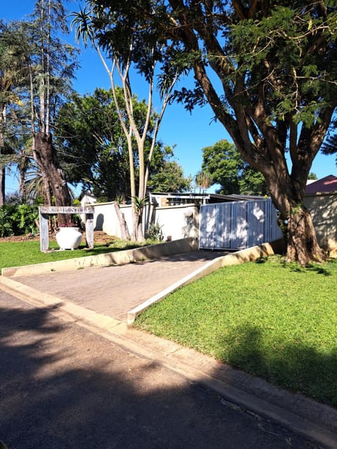 Property building, Day, Neighbourhood, Natural landscape, Garden view, Street view