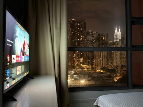 Communal lounge/ TV room, Bed, Night, TV and multimedia, Photo of the whole room, Bedroom, City view