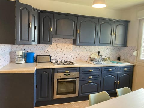 Coffee/tea facilities, Kitchen or kitchenette, dishwasher, oven, stove, toaster