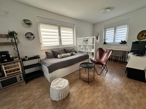 Bed, TV and multimedia, Living room, Seating area