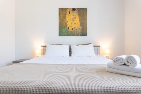 Bed, Photo of the whole room, Bedroom, towels