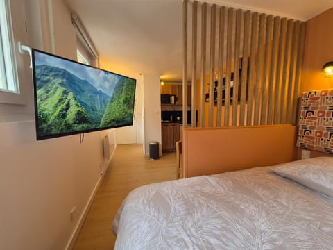 Bedroom, kitchen