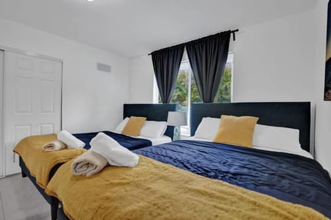 Central Stunning Villa with Heated Pool Cabana Villa in West Park