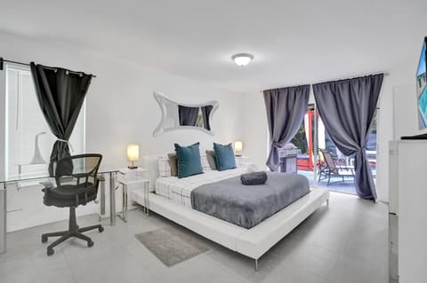 Central Stunning Villa with Heated Pool Cabana Villa in West Park