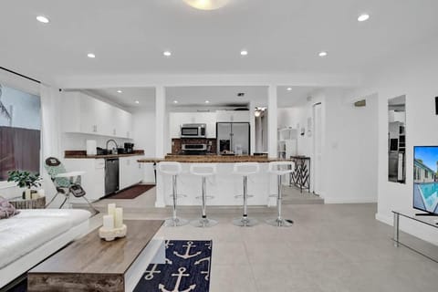 Central Stunning Villa with Heated Pool Cabana Villa in West Park