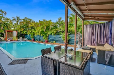 Central Stunning Villa with Heated Pool Cabana Villa in West Park