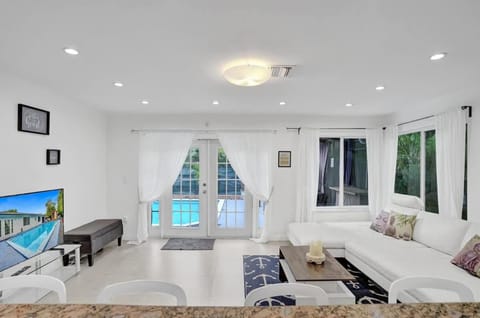 Central Stunning Villa with Heated Pool Cabana Villa in West Park