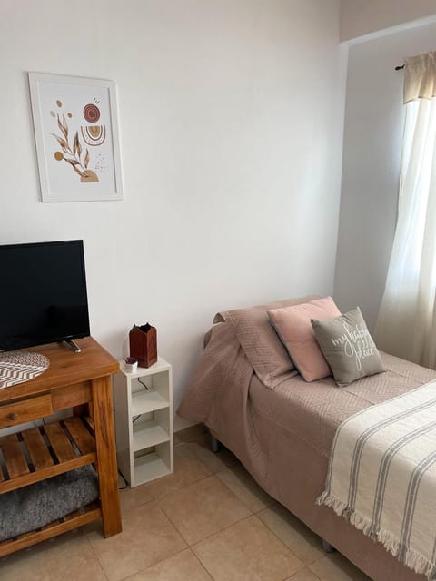 Bed, TV and multimedia, Photo of the whole room