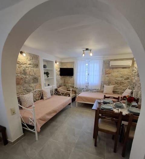 TV and multimedia, Living room, Seating area, Bedroom