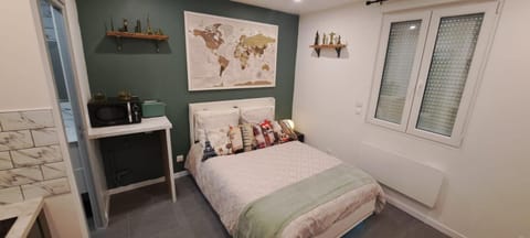 Bed, Photo of the whole room, Bedroom