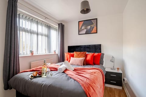 Bed, Photo of the whole room, Bedroom