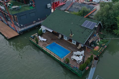 Property building, Day, Natural landscape, Bird's eye view, Lake view, Pool view, River view, Swimming pool, sunbed