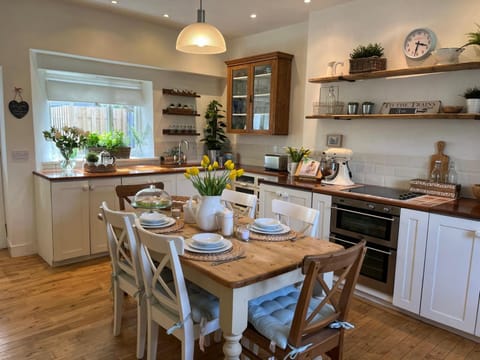 Coffee/tea facilities, Kitchen or kitchenette, Dining area