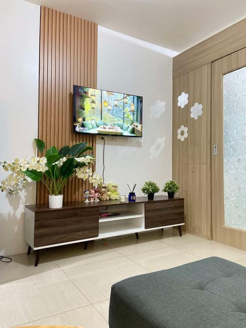 Communal lounge/ TV room, TV and multimedia, Living room, Seating area, Evening entertainment