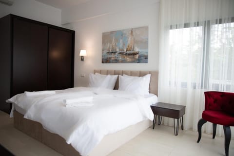 Bed, Photo of the whole room, wardrobe