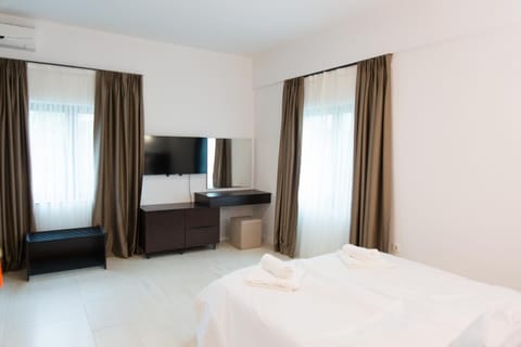 Communal lounge/ TV room, Bed, TV and multimedia, Bedroom, towels, air conditioner