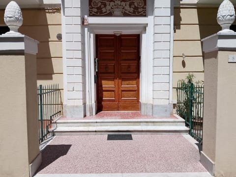 Property building, Facade/entrance, Day