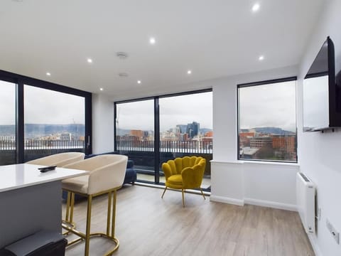 3 BR Penthouse with Spacious Terrace City Center Apartment in Belfast