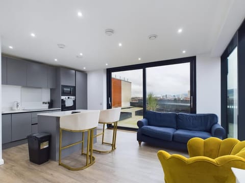 3 BR Penthouse with Spacious Terrace City Center Apartment in Belfast