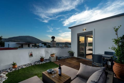 Property building, Patio, Day, Natural landscape, View (from property/room), Balcony/Terrace, Living room, Seating area, Dining area, Mountain view, Sunrise, Sunset