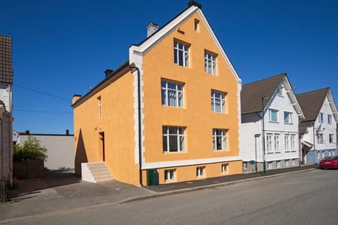 Property building, Location