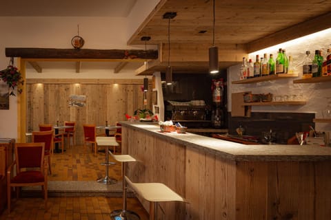 Restaurant/places to eat, Lounge or bar