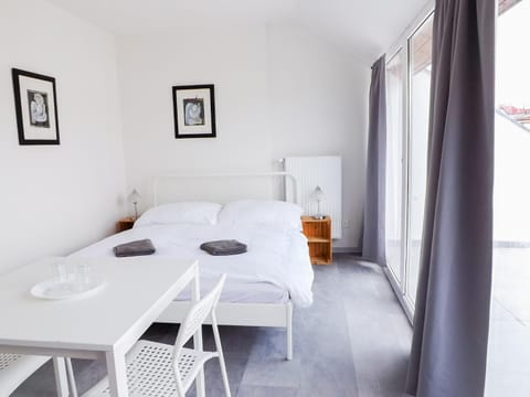 Bed, Photo of the whole room, Bedroom, towels