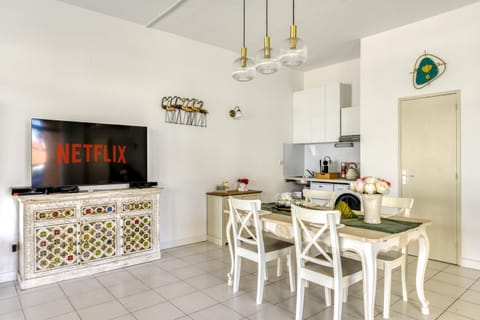 Communal lounge/ TV room, TV and multimedia, Kitchen or kitchenette, Seating area, Dining area